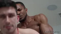 Riproduci Muscular Black Stud Sean Xavier dà a Kane Fox un ruvido battente anale in doggystyle