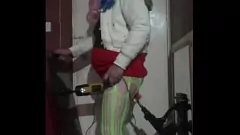 Redă Crossdresser primește o penetrare dublă anal de la mașinile de masturbare în videoclipuri de casă
