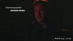 Abspielen Podcaster gibt dem Fan eine nasse und wilde Fahrt in der Analbegegnung auf dem Sofa