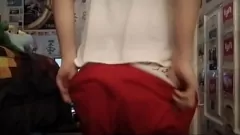 Reproducir Femboy de 19 años en bragas con el trasero de burbujas se pone travieso - Parte 1