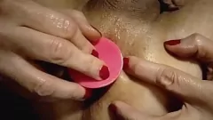 Jouer Deux godes roses et bas: un fantasme de masturbation porno gay