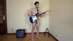 Jouer Le goujon européen nu Zeus Ray joue sa grosse bite non coupée comme une guitare