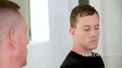 Reproduzir Encontro barbeback do Stepdad e Twink Stepson