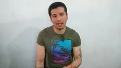 Reproduzir Trabalhador de escritório tatuado barbeado pelo pau monstro de 23 cm da Casado Corner Store! Encontro sexual