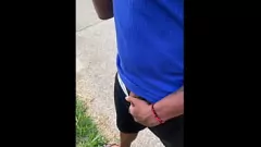 Jouer Le minet brésilien à la recherche d'un homme bien doté dans la jungle, ramène un haut noir suspendu et devient anal