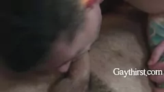 Jouer La première fois de Gay Stud inexpérimenté: une scène à cru passionnée