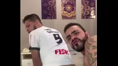 Redă Antrenorul muscular de fotbal oferă un antrenament anal riguros