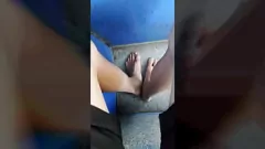 Afspelen Barefoot Asian Twink Jon Arteen loopt door drukke stadsstraten en tram