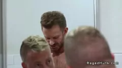 Abspielen Bareback Gay Muscle Studs in öffentlicher Toilette