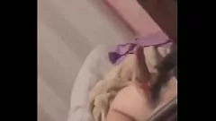 Jouer Hunk brandissant des cocks se fait tomber - Vidéo de masturbation gay