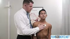 Jouer Doctor hung martèle le cul serré du patient gay dans une rencontre à cru intense