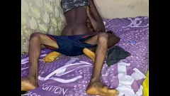 Afspelen Gespierde twinkstiles met lange pik in eerste gay handjob