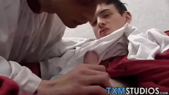 Redă Tânărul Twinks Aaron Aurora și Lewis Romeo în sesiune anal intensă