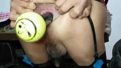 Odtwórz Seksowna solo tranny staje się trudna z dużym dildo