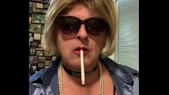 Reproduzir CD Nikki Fumando sessão de fetiche solo quente em Blue Chemise