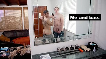 Riproduci Il mio ragazzo viene sul divano in modo da poter mangiare il suo cazzo