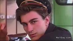 Riproduci Divertimento a trio: ragazzi Kristof Junas e Alexander Straus in un'avventura anale gay vintage