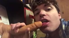 Redă Twink Niko Springs, care vorbește murdar, în acțiune de muie cu dildo fierbinte