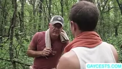 Abspielen Bareback Gay Sex im Woods: Dilf Stiefdaddy fickt Twinks engen Arsch