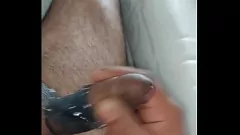Redă Prezervativ umplut cu handjob pe pat - masturbare gay