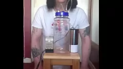 Reproducir Crossdresser bisexual es ordeñado con su máquina portátil