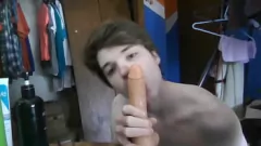 Riproduci Hung Twink Niko Springs diventa intimo con il suo dildo prima del lavoro