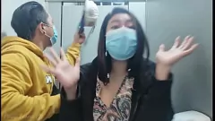 Abspielen Orgie auf der öffentlichen Toilette: Pinay-Skandal mit Hardcore-Schwulensex und nassen Fotzen