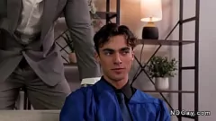 Riproduci Il patrigno muscoloso scopa il culo stretto di Twink Stepson in un gioco di ruolo hardcore