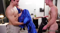 Odtwórz Trójkąt z gejami z college'u: seks analny, obciąganie i ręczna robota w klasie z Cameronem Neutonem i Jonathanem Tylorem