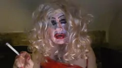 Abspielen Die verzweifelte Sissy-Fag-Schlampe Sarah Millward wird öffentlich mit einem riesigen schwarzen Dildo in ihrem Arsch gedemütigt