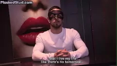 Reproduzir Garanhão gay musculoso e protuberante com máscara sacode seu pau grosso e explode com uma gozada enorme