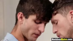 Afspelen Hete atletische jock sluit zich aan bij een automonteur met harige kont voor een stomende homoseksuele fantasie zonder condoom