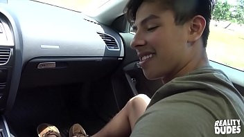 Afspelen Ik grijp zijn pik in de auto, ik wil dat hij het me vaak voorschotelt!