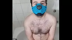 Reproducir Puta sumisa es orinada por su amo mientras juega con su consolador Bad Dragon en una sesión de juego de cachorros