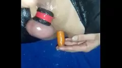 Jouer Pornobiberni1 se masturbe lors d'une séance solo de branlette amateur gay torride