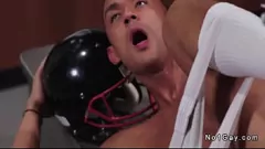 Redă Trei sportivi negri fierbinți de la colegiu sunt fuți de antrenorul lor muscular într-un trio sălbatic cu acțiune anală, muie și ejaculare