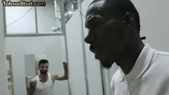 Afspelen Taboe interraciaal trio: bareback anaal en intense rimjob tussen knappe knapperds en een gelukskontje