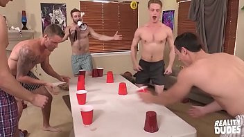 Abspielen Sie müssen den Ball in ein Loch stecken, jetzt werden Sie sehen, welche ..