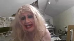 Reproducir La zorra mariquita madura Sarah Millward en una aventura sexual gay BDSM después de una noche de fiesta