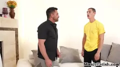 Reproduzir Um jovem tatuado submisso é atormentado por um pedaço musculoso vestido de couro dominante em uma cena intensa de BDSM