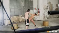 Redă Twink slab Taylor Mason este tachinat și dominat de Ashton Bradley într-o sesiune fierbinte de bondage bdsm