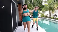 Riproduci Il ragazzo del patrigno sorpreso a spiare la vicina MILF BBW in piscina con grandi tette e grosso cazzo