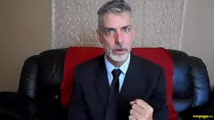 Reproducir Consejero maduro te domina con una paja con el puño cerrado en esta intensa escena de dominación gay