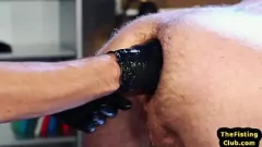 Riproduci Due atleti atletici che indossano Spex si divertono con il fisting crudo e il gioco del culo in ufficio