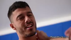 Odtwórz Muskularny przystojniak gej Cole Connor i Lobo Carreira uprawiają dziki seks analny w luksusowym pokoju hotelowym