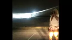 Odtwórz Sissy Crossdresser bada parking w publicznym centrum handlowym dla amatorskiej zabawy gejów