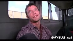 Reproducir Perforación anal gratificante y salvaje: un macizo musculoso recibe placer anal en el autobús