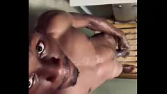 Redă Scenă de duș aburindă: twink excitat de abanos își arată penisul său mare și negru și face o mânuire sfârâitoare