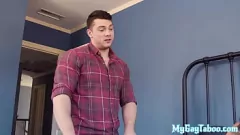 Abspielen Gutaussehender Stiefbruder mit muskulösem, tätowiertem Körper verführt einen Sportler zu einer heißen schwulen Bareback-Zuchtsession