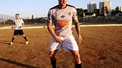 Jouer Un match de football sauvage se termine par un gangbang torride avec des minets gays Bareback